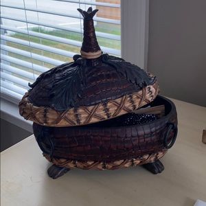 Decorative piece with storage